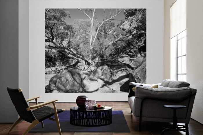 Die Fototapete Steininsel, schwarz-weiß als große Bildtapete im Wohnzimmer. Als Bildtapete ist die Fototapete Steininsel, schwarz-weiß ein besonderes Highlight auf Vliestapete.