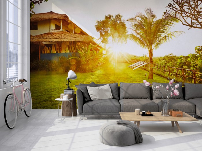 Die Fototapete Bali, Haus und Garten bei Sonnenuntergang auf einer großen Wand im Loft tapeziert. Die Fototapete Bali, Haus und Garten bei Sonnenuntergang wird individuell auf Deine Wand angepasst.