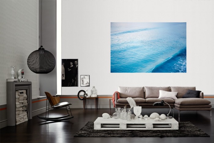 Die Fototapete Wellen im Meer als Wandbild im Wohnzimmer. Die Vlies-Fototapete Wellen im Meer verschönert als Wandbild Deine Wand.