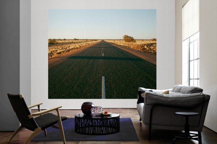 Die Fototapete Strasse durch Australiens Wüste als große Bildtapete im Wohnzimmer. Als Bildtapete ist die Fototapete Strasse durch Australiens Wüste ein besonderes Highlight auf Vliestapete.