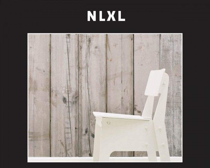 Die NLXL Tapete PHE-07 Scrapwood von Piet Hein Eek tapeziert an einer Wand.
