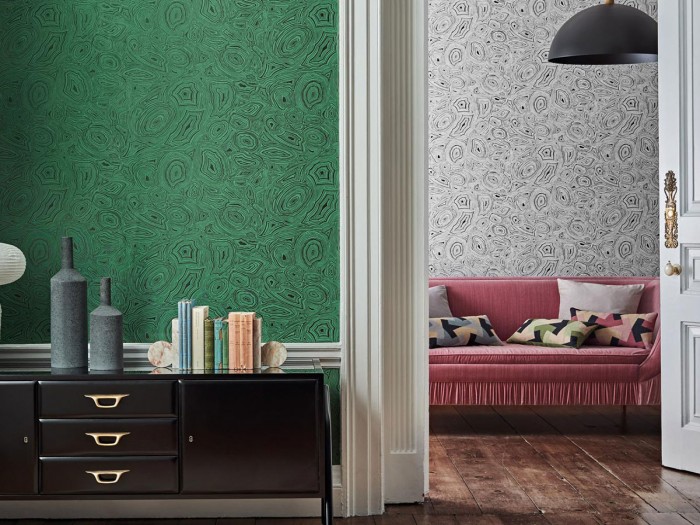 Die Fornasetti Tapete 114/17036 Malachite auf einer Wand tapeziert