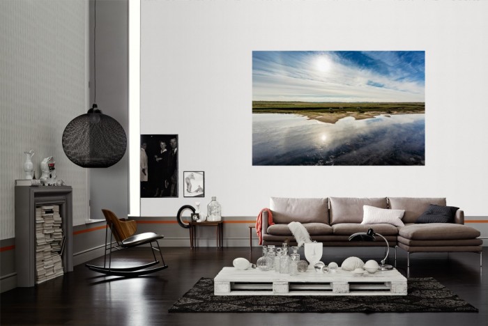 Die Fototapete Landschaft mit Schafen im Sonnenschein als Wandbild im Wohnzimmer. Die Vlies-Fototapete Landschaft mit Schafen im Sonnenschein verschönert als Wandbild Deine Wand.