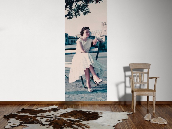 Ein Foto von dem 3D-Fotopanel Dame in den 20er Jahren, Vintage tapeziert an der Wand. Bestelle Deine Bildtapete online.