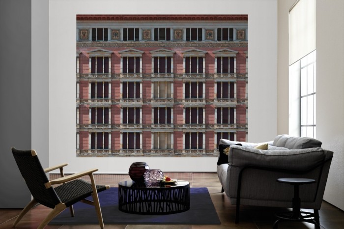 Die Fototapete Alte Fassade in Berlin als große Bildtapete im Wohnzimmer. Als Bildtapete ist die Fototapete Alte Fassade in Berlin ein besonderes Highlight auf Vliestapete.