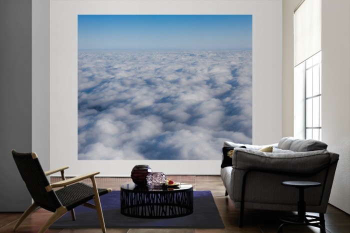 Die Fototapete Über den Wolken 1 als große Bildtapete im Wohnzimmer. Als Bildtapete ist die Fototapete Über den Wolken 1 ein besonderes Highlight auf Vliestapete.