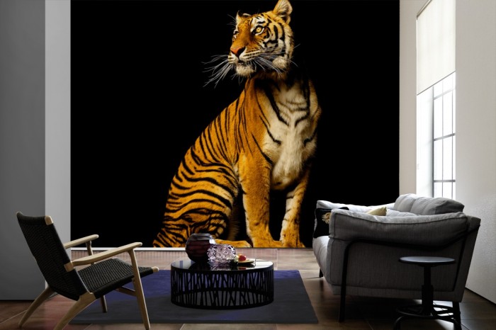 Im Wohnzimmer die Fototapete Tiger, Fotografie by Mark Laita auf einer großen Wand tapeziert. Die Fototapete Tiger, Fotografie by Mark Laita ist als Vlies-Fototapete im Wohnzimmer leicht zu tapezieren.