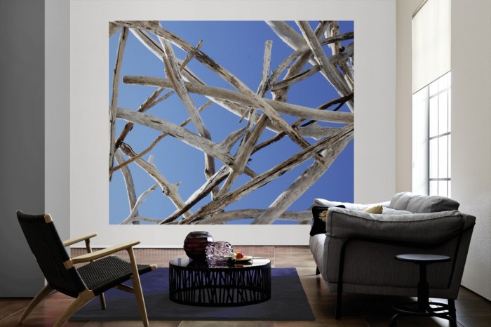 Die Fototapete Holz mit Blick in den Himmel als große Bildtapete im Wohnzimmer. Als Bildtapete ist die Fototapete Holz mit Blick in den Himmel ein besonderes Highlight auf Vliestapete.