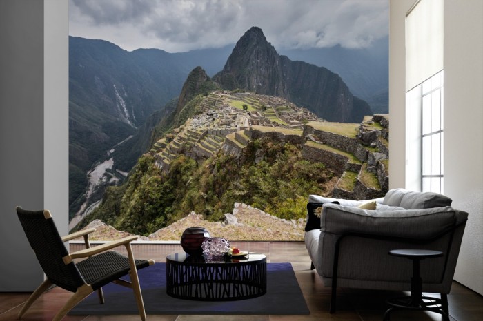 Im Wohnzimmer die Fototapete Machu Picchu Ruinen in Peru auf einer großen Wand tapeziert. Die Fototapete Machu Picchu Ruinen in Peru ist als Vlies-Fototapete im Wohnzimmer leicht zu tapezieren.