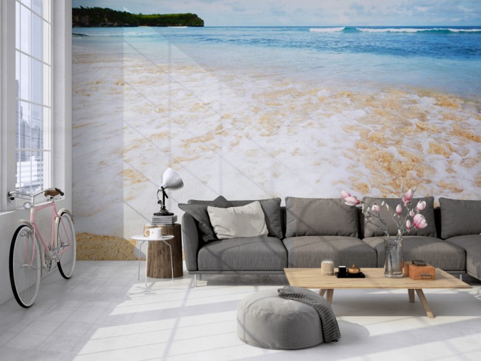 Die Fototapete Bali, Strand und Meer auf einer großen Wand im Loft tapeziert. Die Fototapete Bali, Strand und Meer wird individuell auf Deine Wand angepasst.