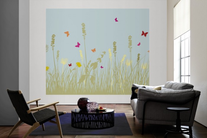 Die Design-Fototapete Blumenwiese Sommer, Artwork als große Bildtapete im Wohnzimmer. Als Bildtapete ist die Design-Fototapete Blumenwiese Sommer, Artwork ein besonderes Highlight auf Vliestapete.