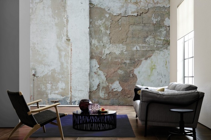 Im Wohnzimmer die Fototapete Vintage Wand, alte Fassade auf einer großen Wand tapeziert. Die Fototapete Vintage Wand, alte Fassade ist als Vlies-Fototapete im Wohnzimmer leicht zu tapezieren.