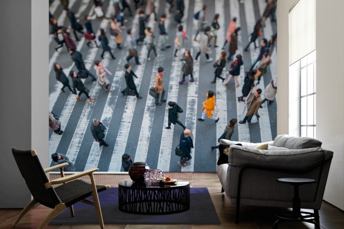 Im Wohnzimmer die Fototapete Menschen in Tokio, Luftbild auf einer großen Wand tapeziert. Die Fototapete Menschen in Tokio, Luftbild ist als Vlies-Fototapete im Wohnzimmer leicht zu tapezieren.