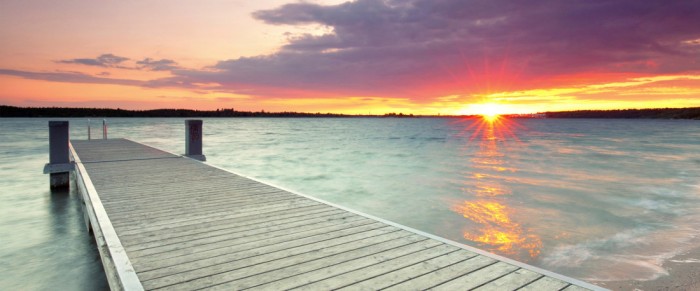 Die Fototapete Steg im See bei Sonnenaufgang, eine Vlies-Fototapete bei Livingwalls Cologne online kaufen. Die Fototapete Steg im See bei Sonnenaufgang ist eine Fototapete auf Maß.