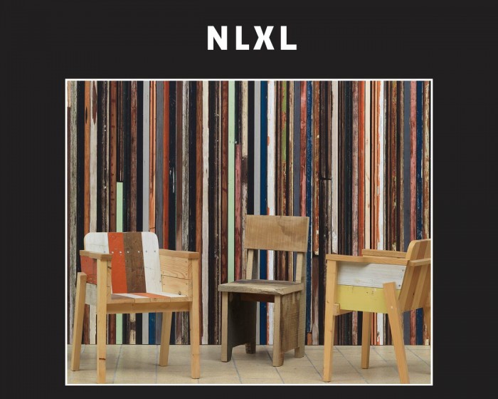 Die NLXL Tapete PHE-15 Scrapwood von Piet Hein Eek tapeziert an einer Wand.