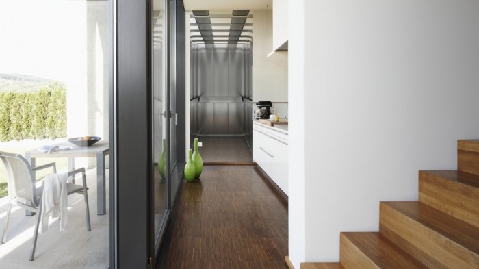 Ein Foto von dem 3D Fotopanel Heller Aufzug tapeziert in der Küche. Bestelle Deine Bildtapete online.