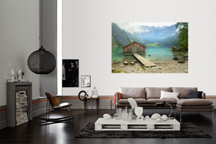 Die Fototapete Bergsee mit Hütte, Bootshaus am Obersee als Wandbild im Wohnzimmer. Die Vlies-Fototapete Bergsee mit Hütte, Bootshaus am Obersee verschönert als Wandbild Deine Wand.