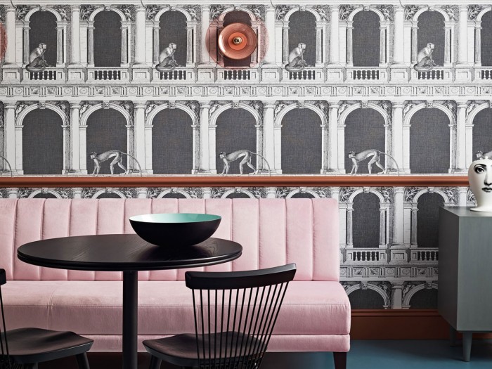 Die Fornasetti Tapete 114/21041 Procuratie e Scimmie auf einer Wand tapeziert