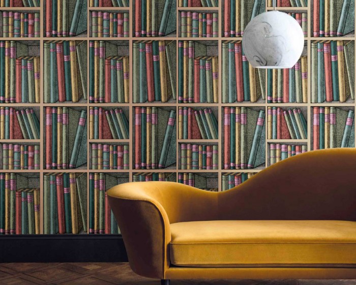 Ein Raumfoto der Fornasetti Tapete 114/5010 Ex Libris von Cole & Son