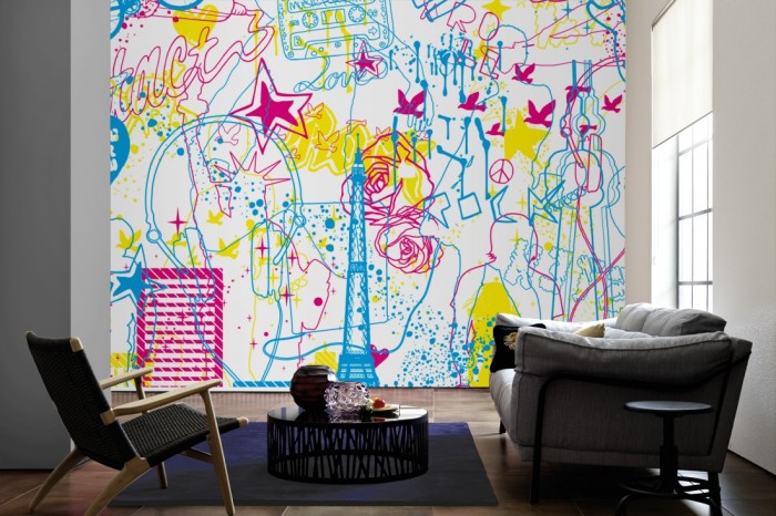 Im Wohnzimmer die Designer-Fototapete Chamäleon-Effekt Musik der Städte auf einer großen Wand tapeziert. Die Designer-Fototapete Chamäleon-Effekt Musik der Städte ist als Vlies-Fototapete im Wohnzimmer leicht zu tapezieren.