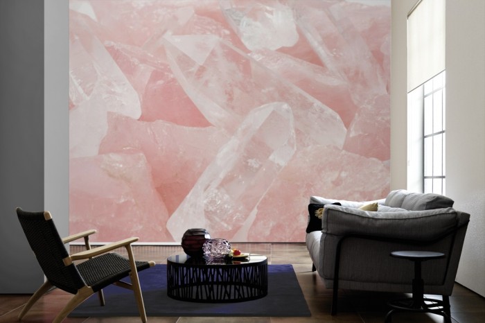 Im Wohnzimmer die Fototapete Rosenquarz Edelstein auf einer großen Wand tapeziert. Die Fototapete Rosenquarz Edelstein ist als Vlies-Fototapete im Wohnzimmer leicht zu tapezieren.