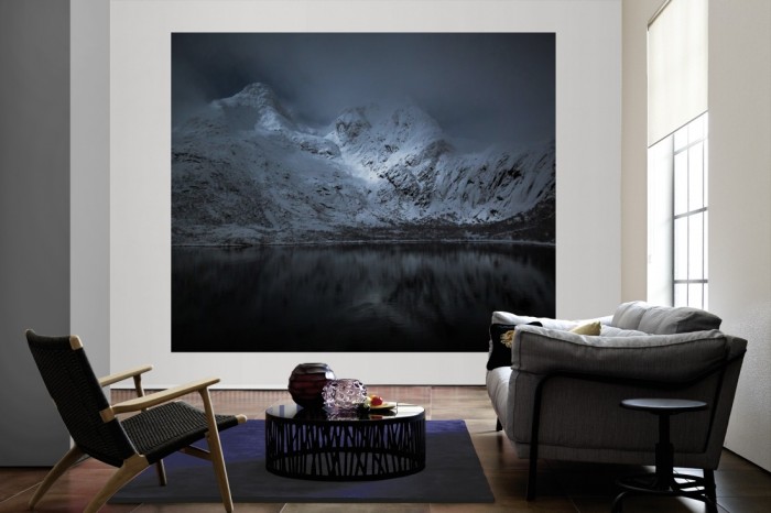 Die Fototapete Berge der Lofoten bei Nacht, Norwegen als große Bildtapete im Wohnzimmer. Als Bildtapete ist die Fototapete Berge der Lofoten bei Nacht, Norwegen ein besonderes Highlight auf Vliestapete.