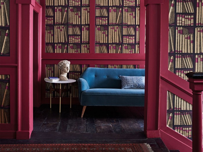 Die Fornasetti Tapete 114/15031 Ex Libris auf einer Wand tapeziert