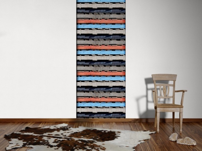 Ein Foto von dem 3D-Fotopanel Bunte Paletten tapeziert an der Wand. Bestelle Deine Bildtapete online.