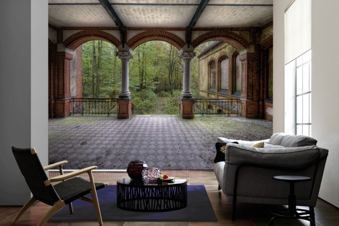 Im Wohnzimmer die Fototapete Vintage Villa Terrasse Garten, Lost Places auf einer großen Wand tapeziert. Die Fototapete Vintage Villa Terrasse Garten, Lost Places ist als Vlies-Fototapete im Wohnzimmer leicht zu tapezieren.