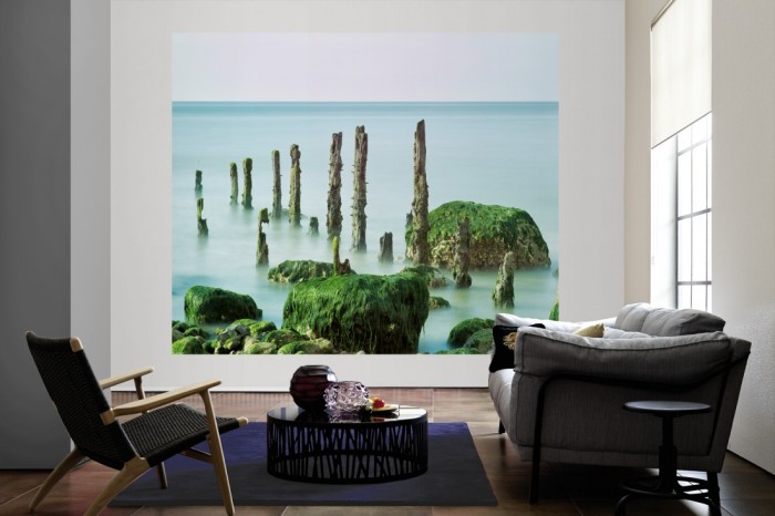 Die Fototapete Wellenbrecher im Meer der Normandie als große Bildtapete im Wohnzimmer. Als Bildtapete ist die Fototapete Wellenbrecher im Meer der Normandie ein besonderes Highlight auf Vliestapete.