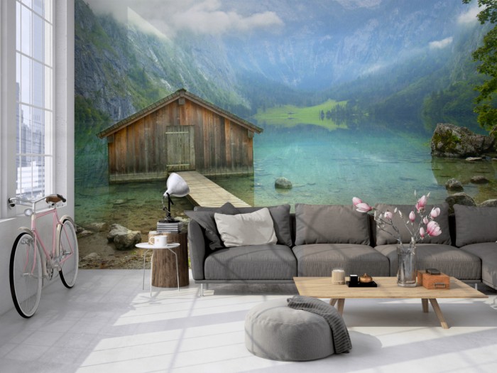 Die Fototapete Bergsee mit Hütte, Bootshaus am Obersee auf einer großen Wand im Loft tapeziert. Die Fototapete Bergsee mit Hütte, Bootshaus am Obersee wird individuell auf Deine Wand angepasst.