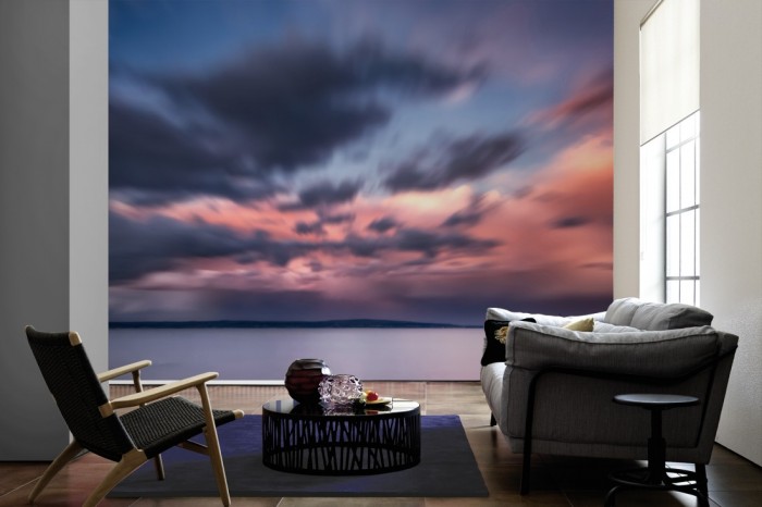 Im Wohnzimmer die Fototapete See in Washington mit Steg im Abendrot auf einer großen Wand tapeziert. Die Fototapete See in Washington mit Steg im Abendrot ist als Vlies-Fototapete im Wohnzimmer leicht zu tapezieren.