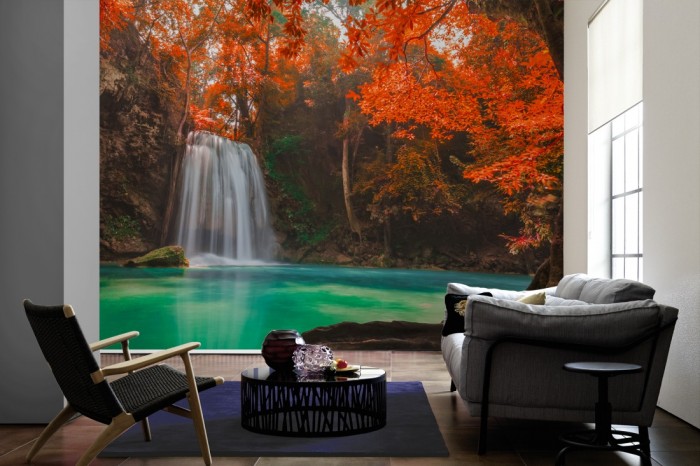 Im Wohnzimmer die Fototapete Wasserfall im Herbst, Erawan Park, Thailand auf einer großen Wand tapeziert. Die Fototapete Wasserfall im Herbst, Erawan Park, Thailand ist als Vlies-Fototapete im Wohnzimmer leicht zu tapezieren.