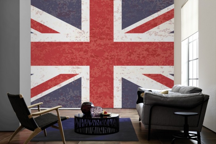 Im Wohnzimmer die Fototapete Britische Flagge, Union Jack auf einer großen Wand tapeziert. Die Fototapete Britische Flagge, Union Jack ist als Vlies-Fototapete im Wohnzimmer leicht zu tapezieren.