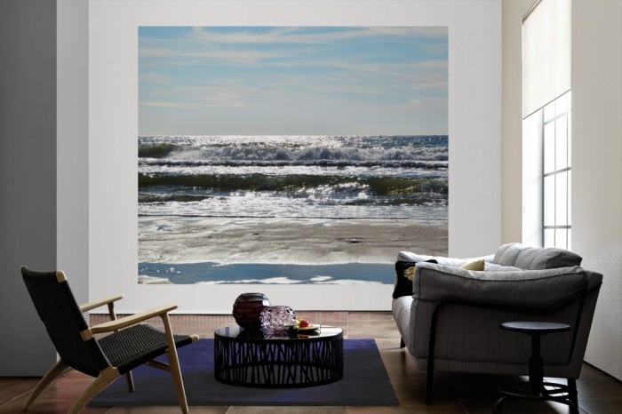 Die Fototapete Wellen der Nordsee als große Bildtapete im Wohnzimmer. Als Bildtapete ist die Fototapete Wellen der Nordsee ein besonderes Highlight auf Vliestapete.