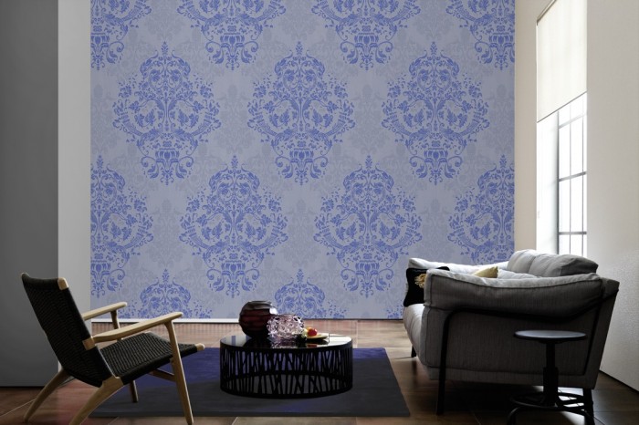 Im Wohnzimmer die Designtapete Barock Ornament, Klassik Blau auf einer großen Wand tapeziert. Die Designtapete Barock Ornament, Klassik Blau ist als Vlies-Fototapete im Wohnzimmer leicht zu tapezieren.