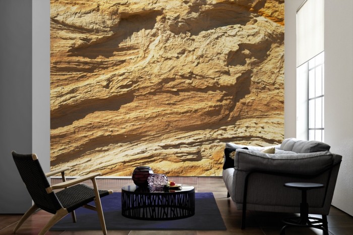 Im Wohnzimmer die Fototapete Felswand, Sandstein auf einer großen Wand tapeziert. Die Fototapete Felswand, Sandstein ist als Vlies-Fototapete im Wohnzimmer leicht zu tapezieren.