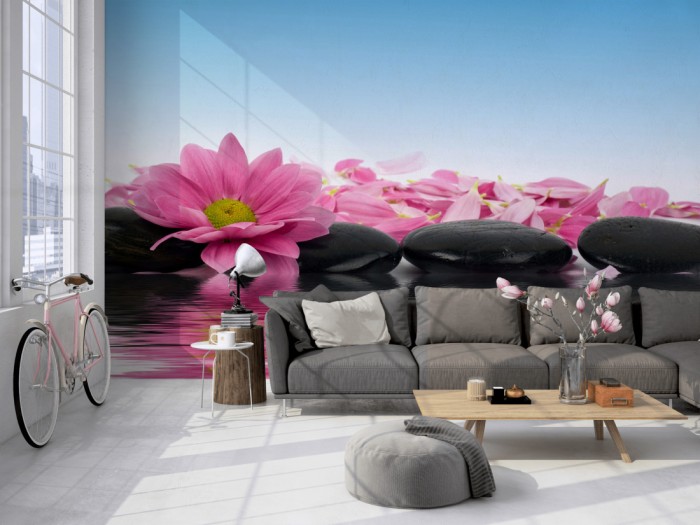 Die Fototapete Wellness, Wellness-Steine mit rosa Kamille-Blüten auf einer großen Wand im Loft tapeziert. Die Fototapete Wellness, Wellness-Steine mit rosa Kamille-Blüten wird individuell auf Deine Wand angepasst.