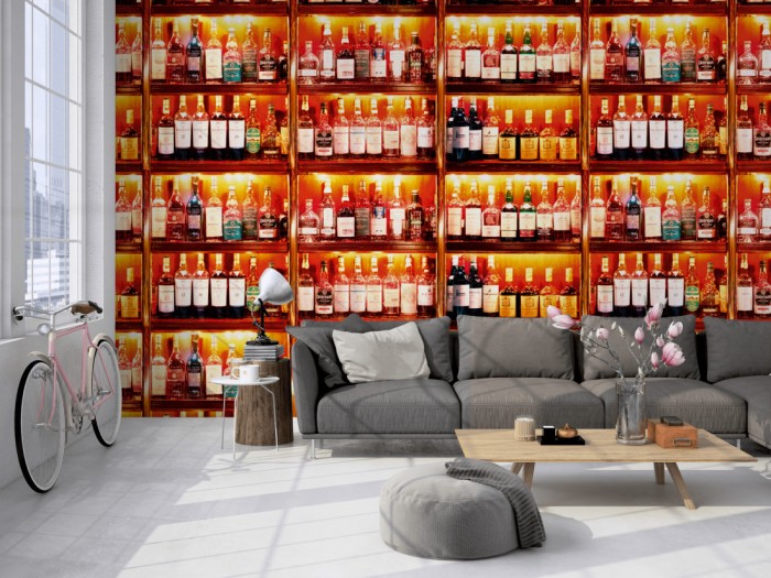 Die Fototapete Flaschen im Regal, Spirituosen Bar auf einer großen Wand im Loft tapeziert. Die Fototapete Flaschen im Regal, Spirituosen Bar wird individuell auf Deine Wand angepasst.