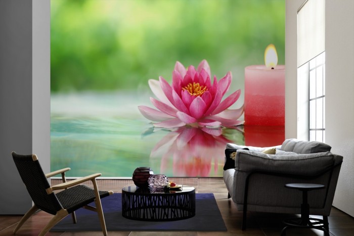 Im Wohnzimmer die Fototapete Wellness, Kerze und Seerose im Wasser auf einer großen Wand tapeziert. Die Fototapete Wellness, Kerze und Seerose im Wasser ist als Vlies-Fototapete im Wohnzimmer leicht zu tapezieren.