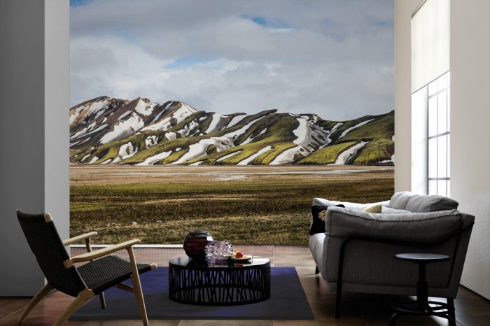 Im Wohnzimmer die Fototapete Berge in Island auf einer großen Wand tapeziert. Die Fototapete Berge in Island ist als Vlies-Fototapete im Wohnzimmer leicht zu tapezieren.