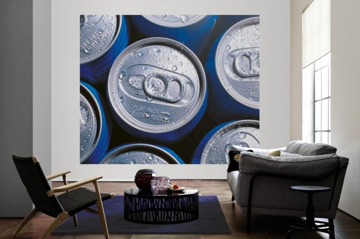 Die Fototapete Dosen von oben als große Bildtapete im Wohnzimmer. Als Bildtapete ist die Fototapete Dosen von oben ein besonderes Highlight auf Vliestapete.