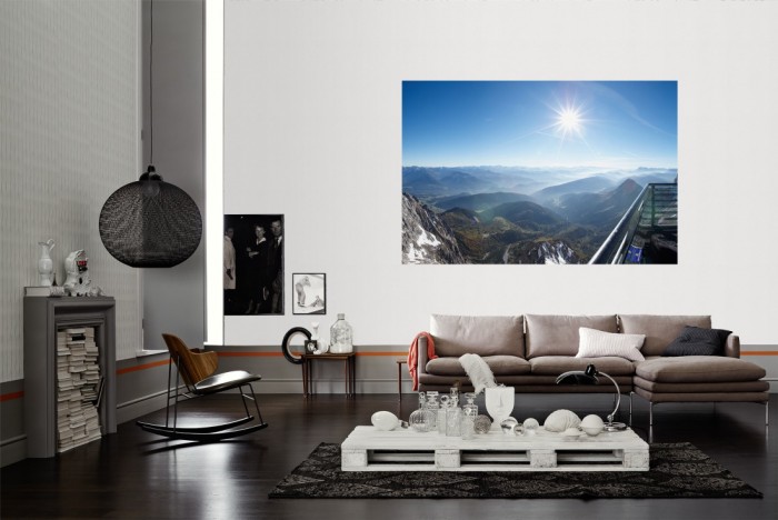 Die Fototapete Berglandschaft vom Dachstein Sky Walk als Wandbild im Wohnzimmer. Die Vlies-Fototapete Berglandschaft vom Dachstein Sky Walk verschönert als Wandbild Deine Wand.