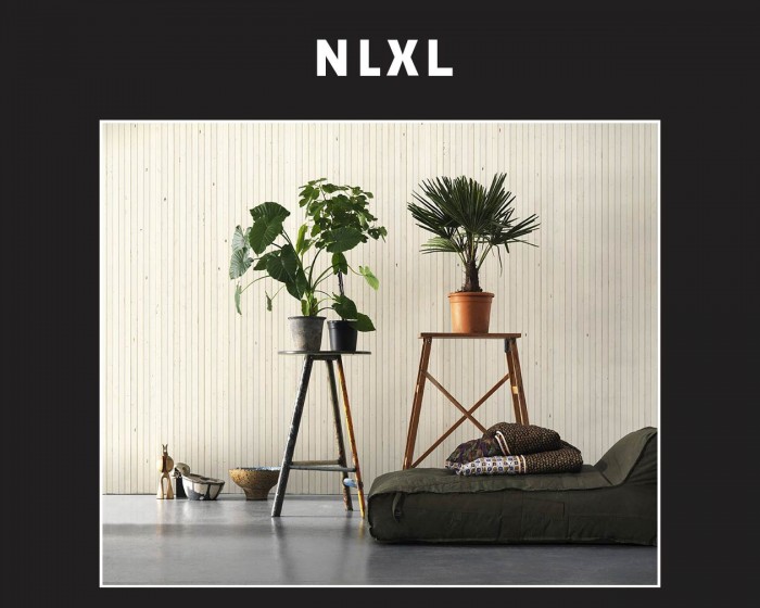 Die NLXL Tapete TIM-07 Timber Strips von Piet Hein Eek tapeziert an einer Wand.