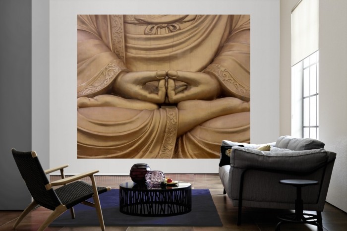 Die Fototapete Buddha Statue als große Bildtapete im Wohnzimmer. Als Bildtapete ist die Fototapete Buddha Statue ein besonderes Highlight auf Vliestapete.
