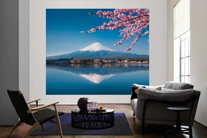 Die Fototapete Bergsee in Japan, Fuji, Vulkan als große Bildtapete im Wohnzimmer. Als Bildtapete ist die Fototapete Bergsee in Japan, Fuji, Vulkan ein besonderes Highlight auf Vliestapete.