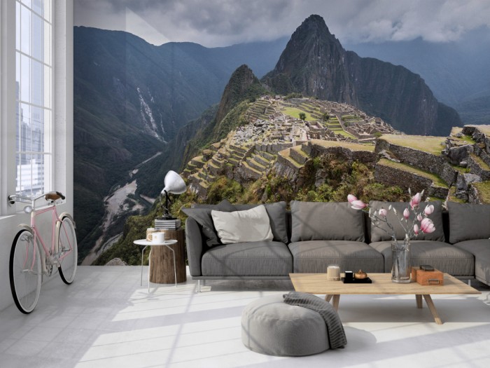 Die Fototapete Machu Picchu Ruinen in Peru auf einer großen Wand im Loft tapeziert. Die Fototapete Machu Picchu Ruinen in Peru wird individuell auf Deine Wand angepasst.
