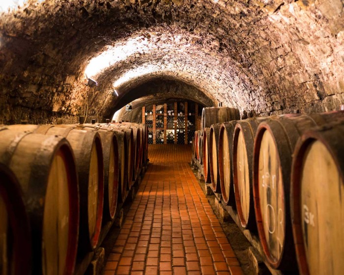 Die Fototapete Weinkeller im Gewölbe, eine Vlies-Fototapete bei Livingwalls Cologne online kaufen. Die Fototapete Weinkeller im Gewölbe ist eine Fototapete auf Maß.