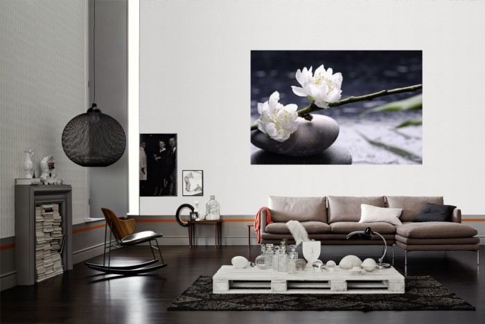 Die Fototapete Wellness, Wellness-Steine mit Kirschblüte als Wandbild im Wohnzimmer. Die Vlies-Fototapete Wellness, Wellness-Steine mit Kirschblüte verschönert als Wandbild Deine Wand.