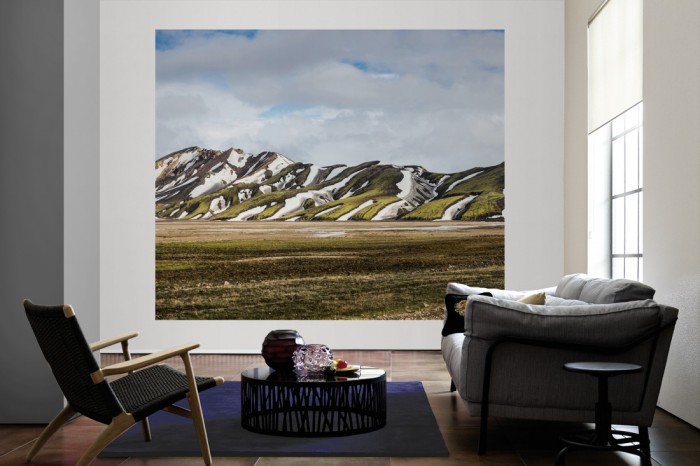 Die Fototapete Berge in Island als große Bildtapete im Wohnzimmer. Als Bildtapete ist die Fototapete Berge in Island ein besonderes Highlight auf Vliestapete.